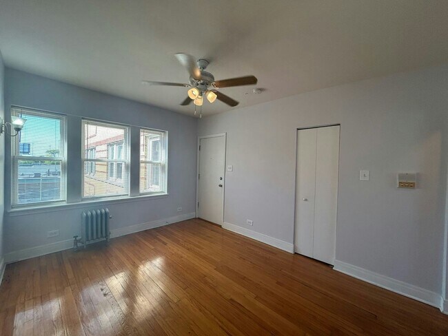 Foto del edificio - 4409 N Kenneth Ave