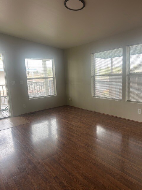 Foto del edificio - 9427 E University Dr