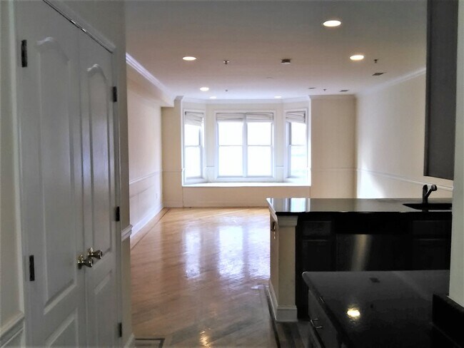 Building Photo - 325 Willow Ave