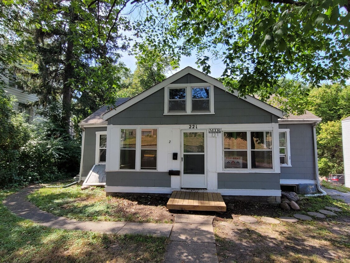 Primary Photo - 221 Campus Ave