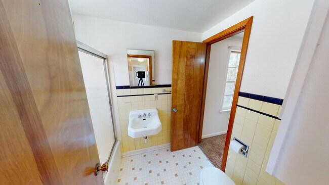 Building Photo - 1 Bedroom Apartment Available August 1st, ...