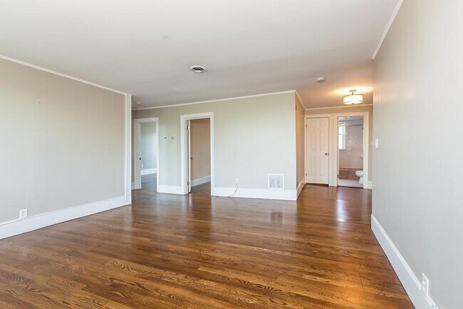 Building Photo - 390 Riverway