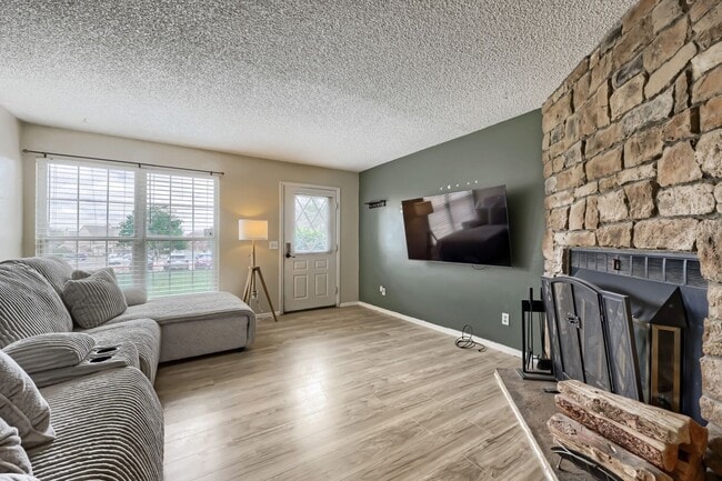 Building Photo - Modern Living in Aurora – Fully Updated 2BR Townhome with Reserved Parking and Pool!
