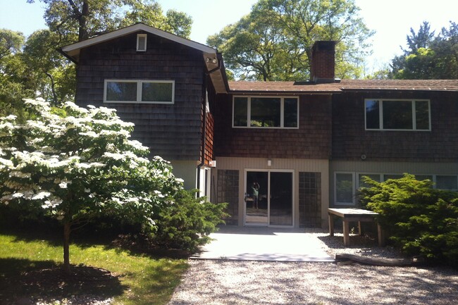 Foto del edificio - 35 Cedar Crest Rd