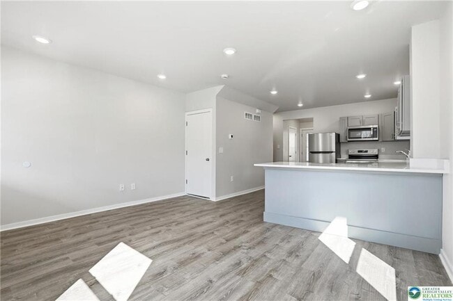 Building Photo - 1065 Bushkill Dr