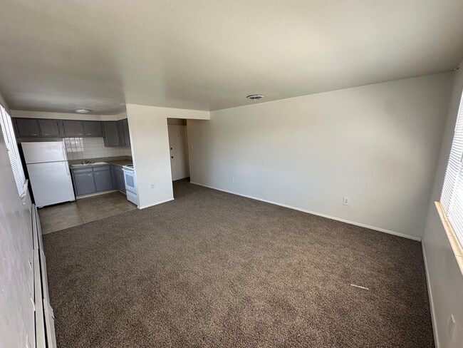 Building Photo - Move in Ready! Newly updated 1 bedroom 1 bath unit in secure building- Off Street Parking!