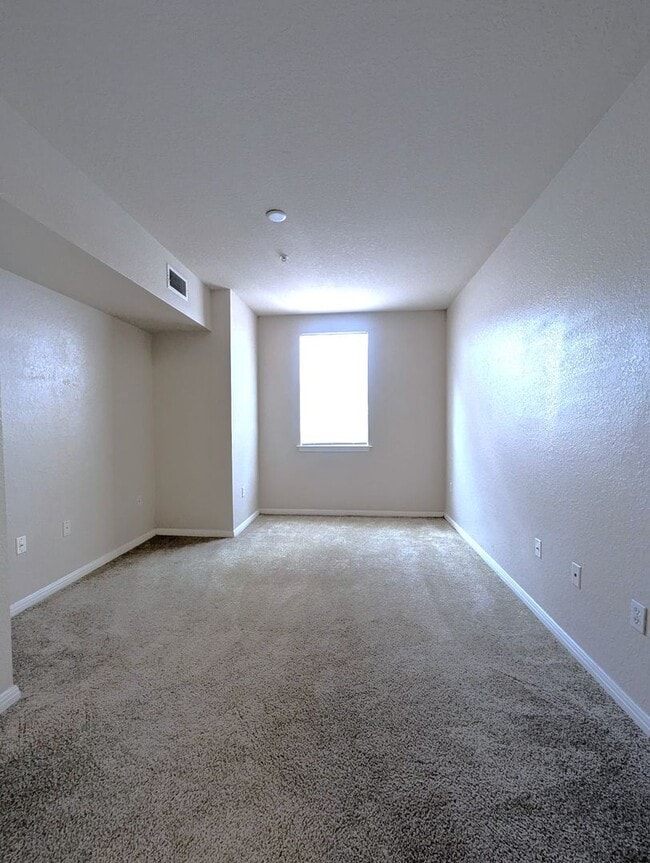 Building Photo - 1x1 Bright and spacious, convenient 1st fl...