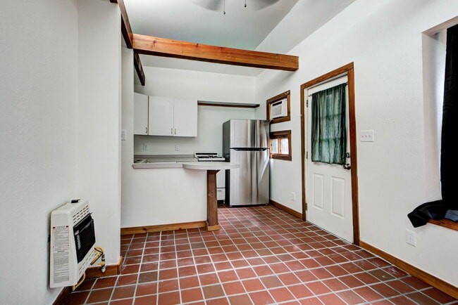 Building Photo - 421 Park Dr