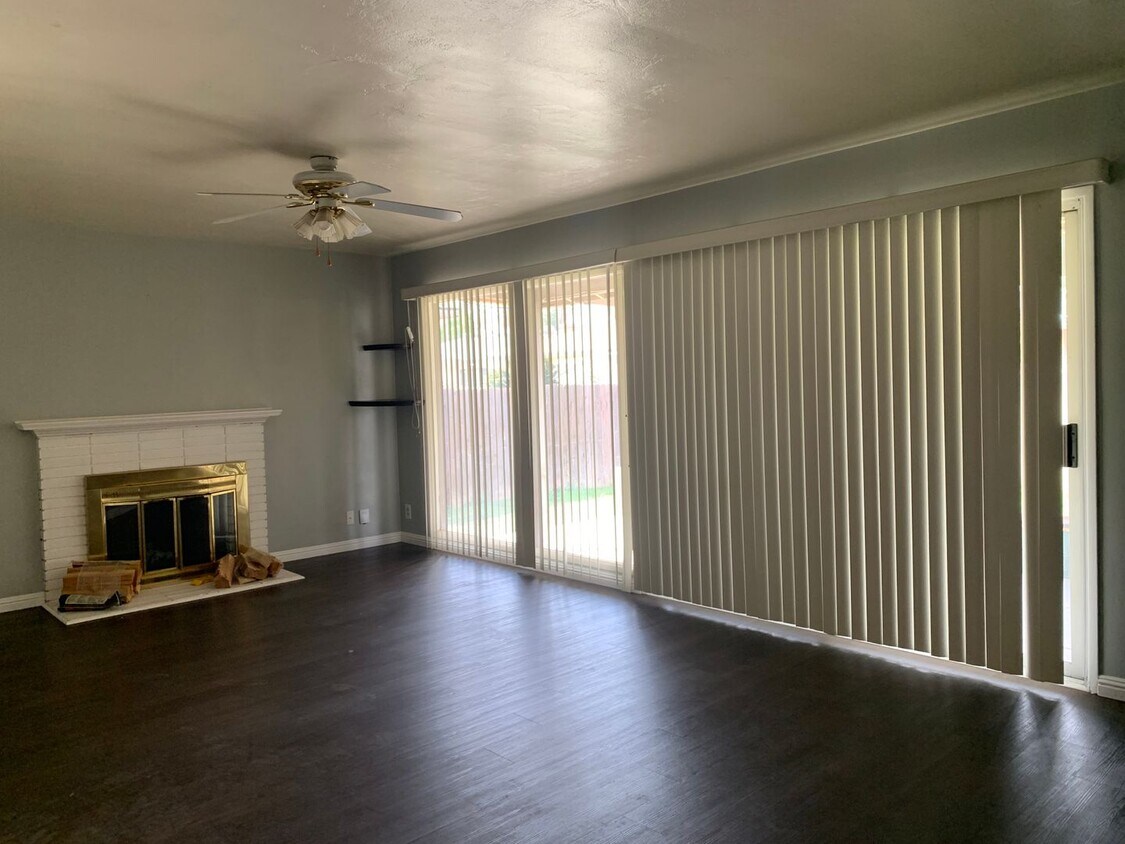 Building Photo - 3 BEDROOM 2 BATH IN DESIRABLE RIVERSIDE AREA