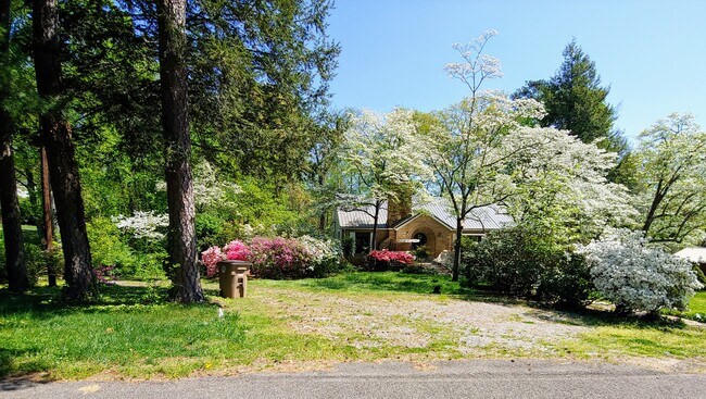 Building Photo - 5320 Pinecrest Rd