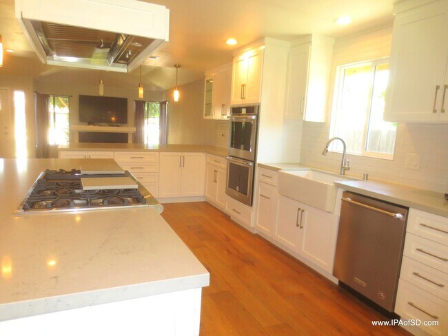 Building Photo - 3 Bd, 2 Ba Oceanside Home - New to the Ren...