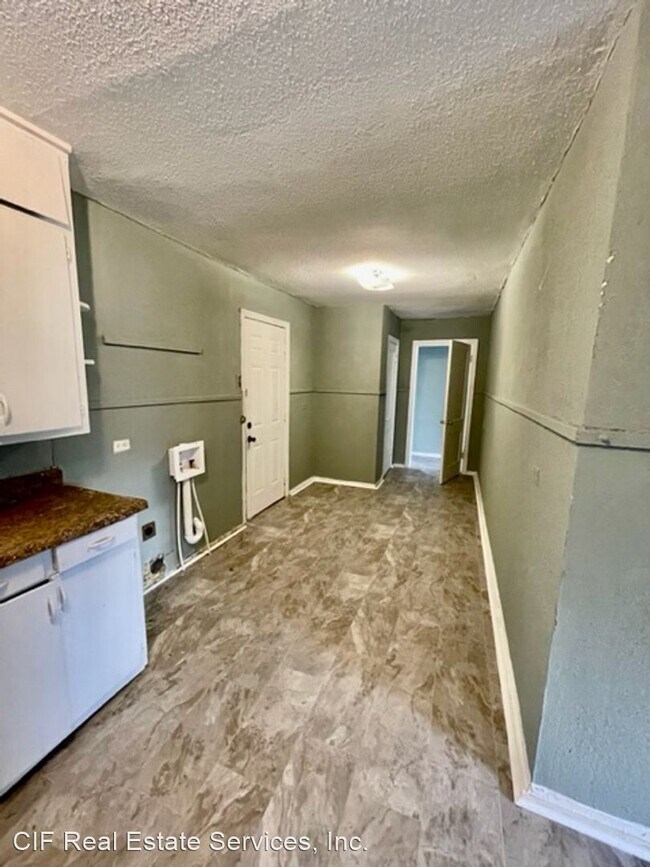 Building Photo - 2 br, 1 bath House - 3917 Roselawn Dr.