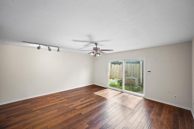 Foto del edificio - 6305 Creekbend Dr