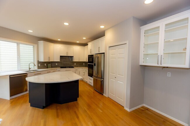 Building Photo - Beautiful 3 Bed 2.5 Bath Home in Talus, Is...