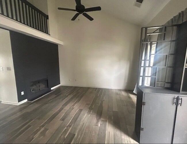 Building Photo - Beautifully updated 2-bedroom 2-bathroom t...