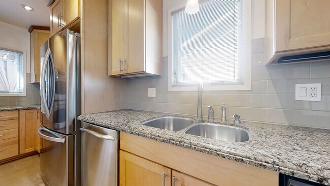 Building Photo - 613 N Paulina Ave