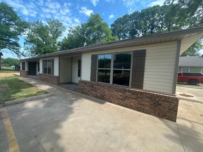 Building Photo - 909 N El Paso Ave