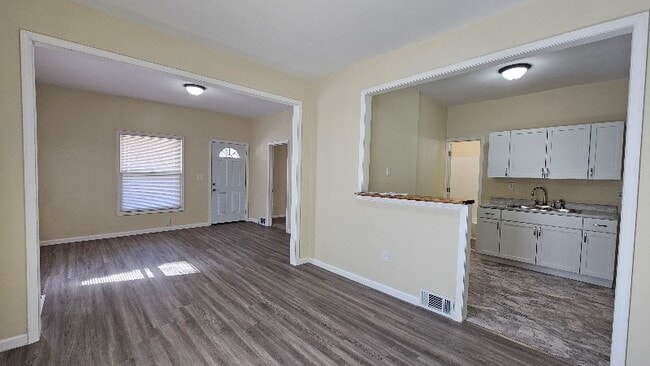 Building Photo - 419 Montrose St