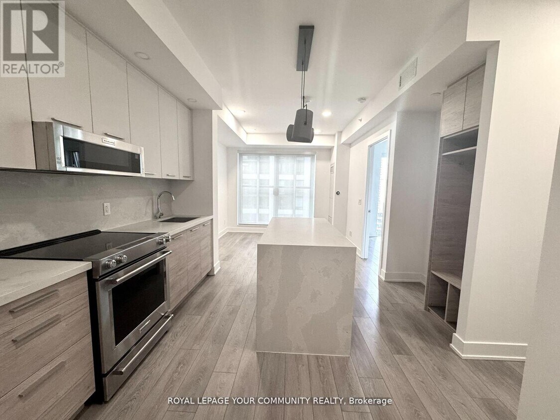 Primary Photo - 200 Redpath Ave