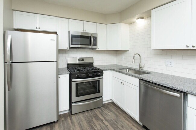 Foto del edificio - 23700 W Warren Ave