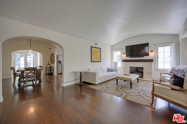 Building Photo - 142 S La Peer Dr