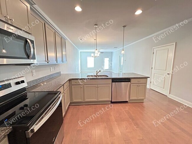 Foto del edificio - Spacious 3 Bed, 2.5 Bath Home with Modern Amenities / Available Soon!