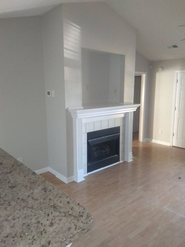 Foto del edificio - 4 Success Realty is now offering this Ador...