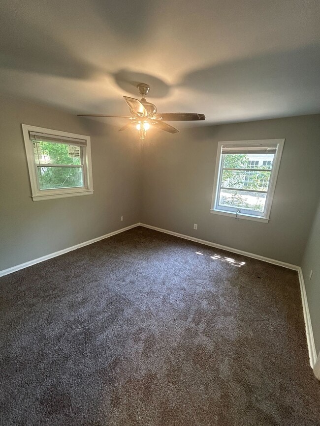 Building Photo - 2633 Ashlawn Dr