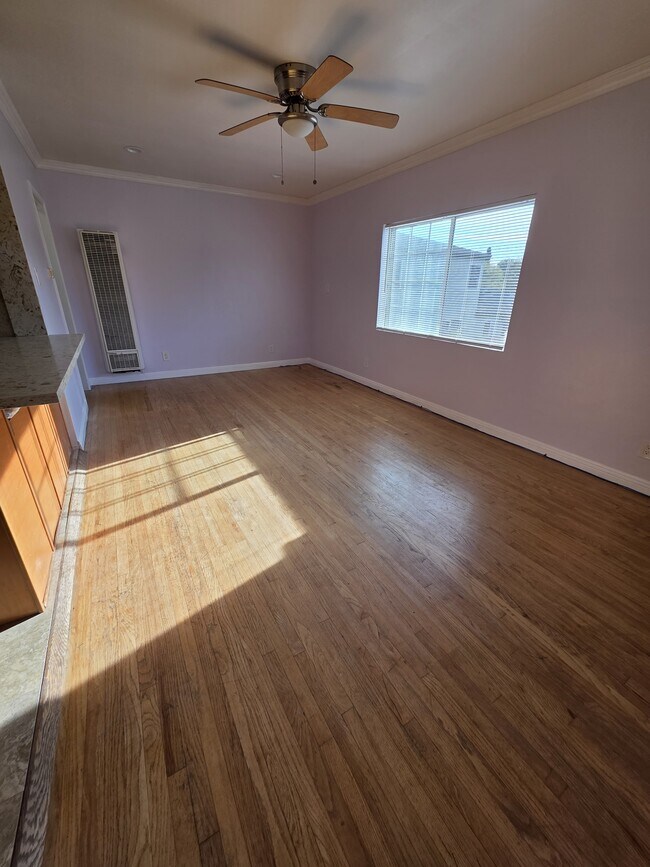 Foto del edificio - 3834 Girard Ave