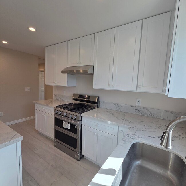 Building Photo - 5546 Sulphur Dr