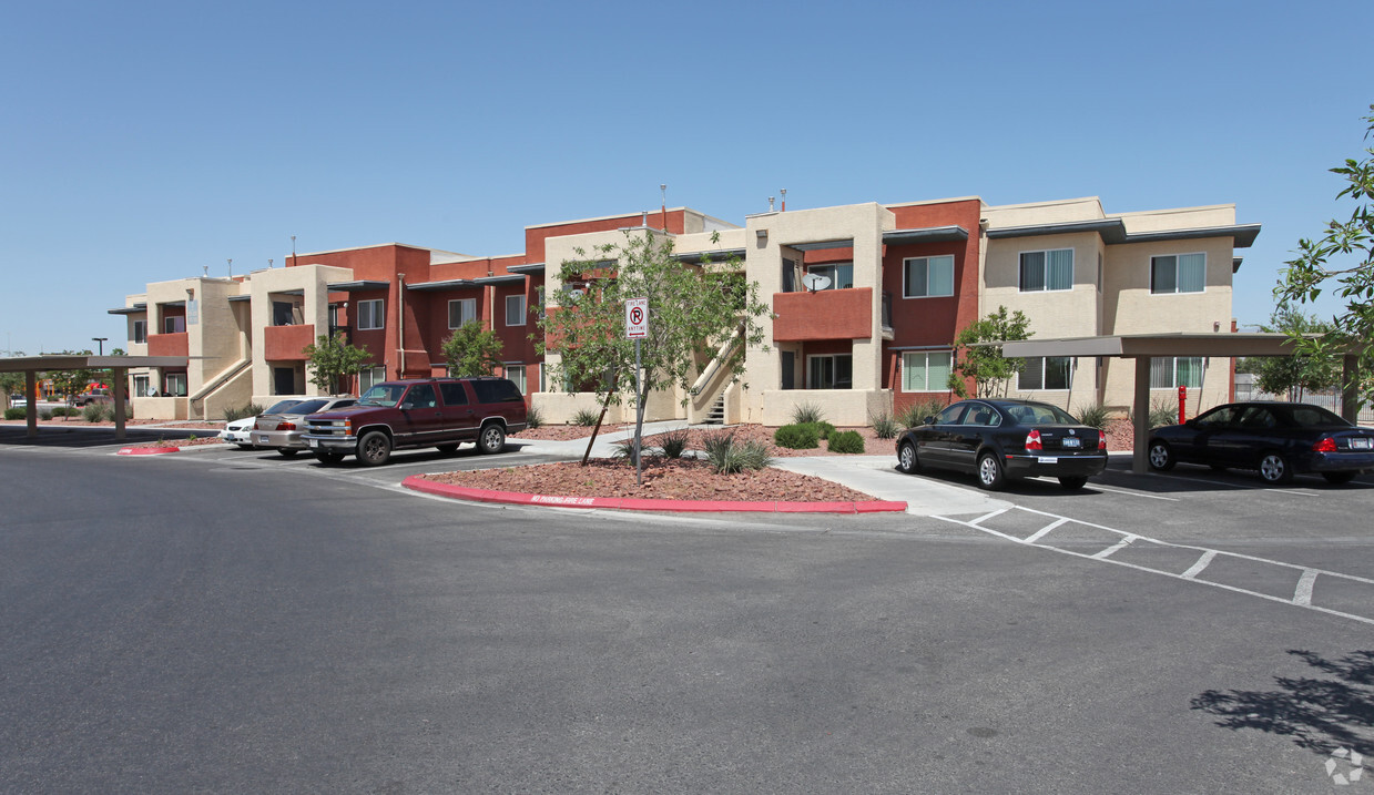 Exterior - Vista a la calle - Cheyenne Crossing Apartments