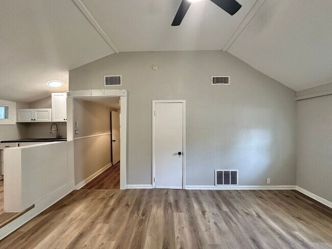 Building Photo - Cozy 1-Bedroom, 1-Bath Gem Near the Azalea...