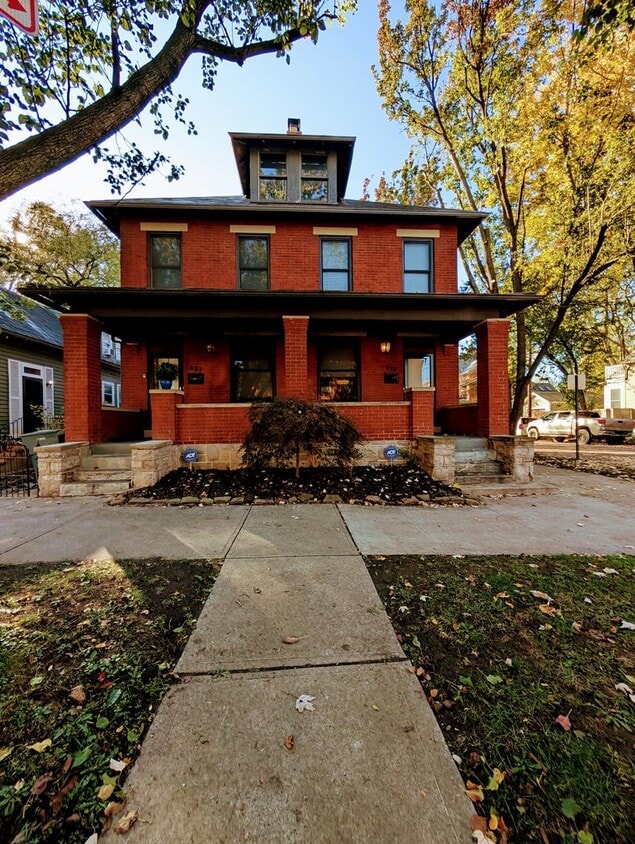 Building Photo - Central German Village Location!