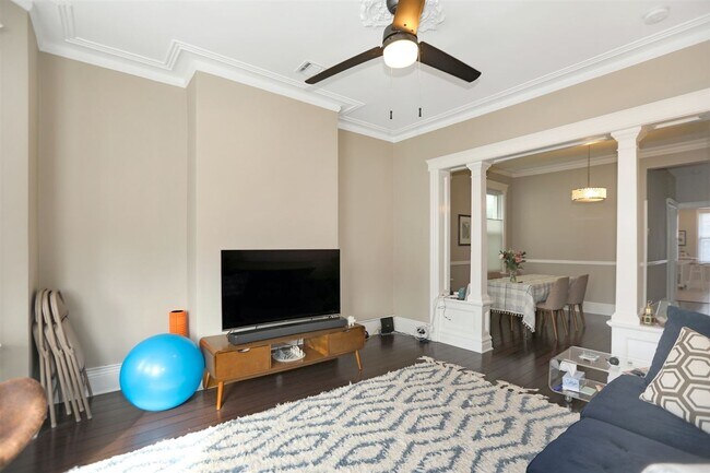 Building Photo - 122 Oak St