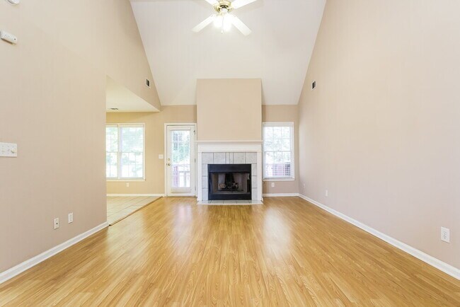 Foto del edificio - 605 Oxford Crest Ct NW