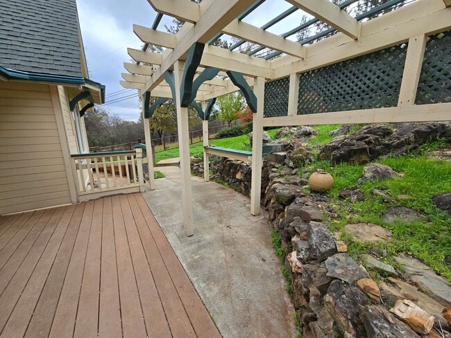 Building Photo - Cute 2 Bedroom House with Lovely Pond and ...