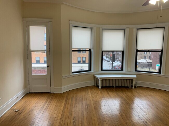 Living Room - 1000 W Argyle St