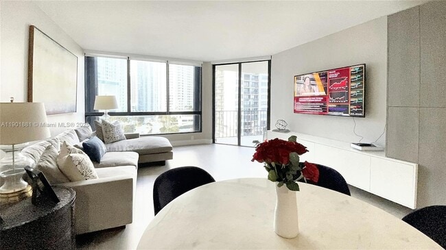 Foto del edificio - 520 Brickell Key Dr