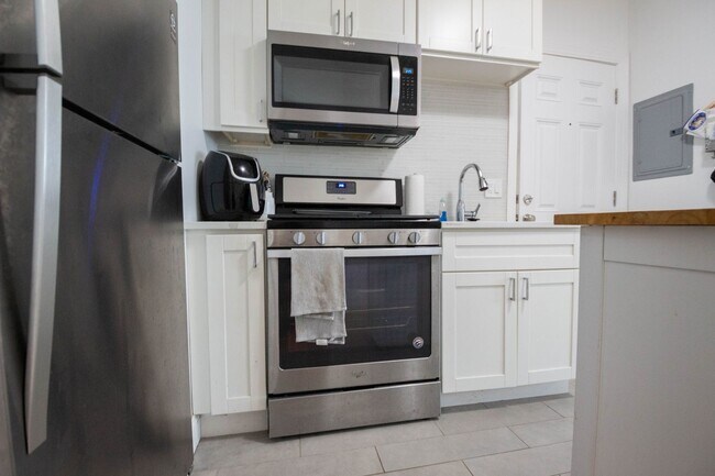 Foto del edificio - UNBELIEVABLE DEAL!!!  RENOVATED ALLSTON 2 ...