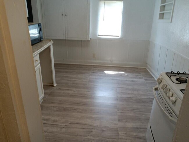 Building Photo - 1509 SW I 1/2