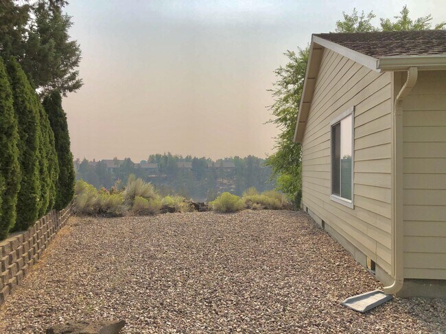 Building Photo - 2131 NW Canyon Ct