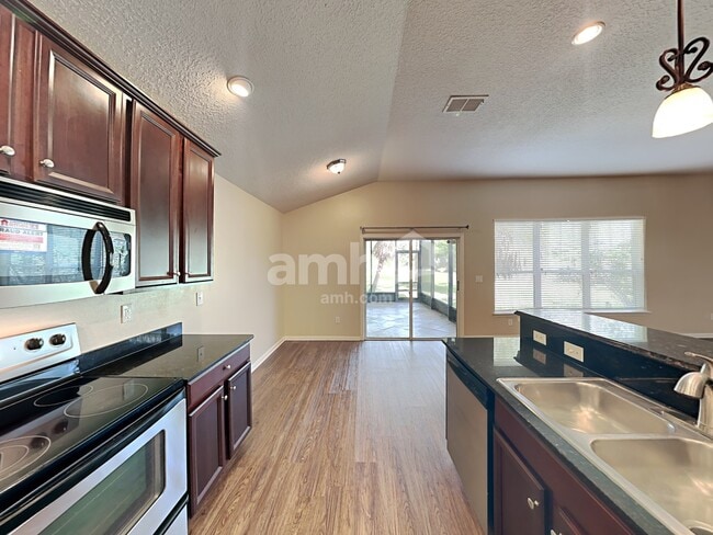 Building Photo - 612 Birchbark Trl