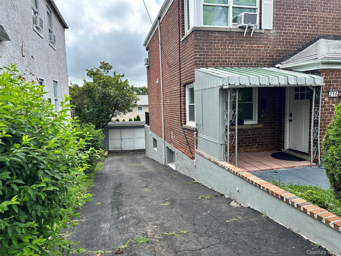 Primary Photo - 216 1st St
