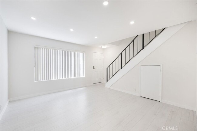 Building Photo - 333 Riverdale Dr