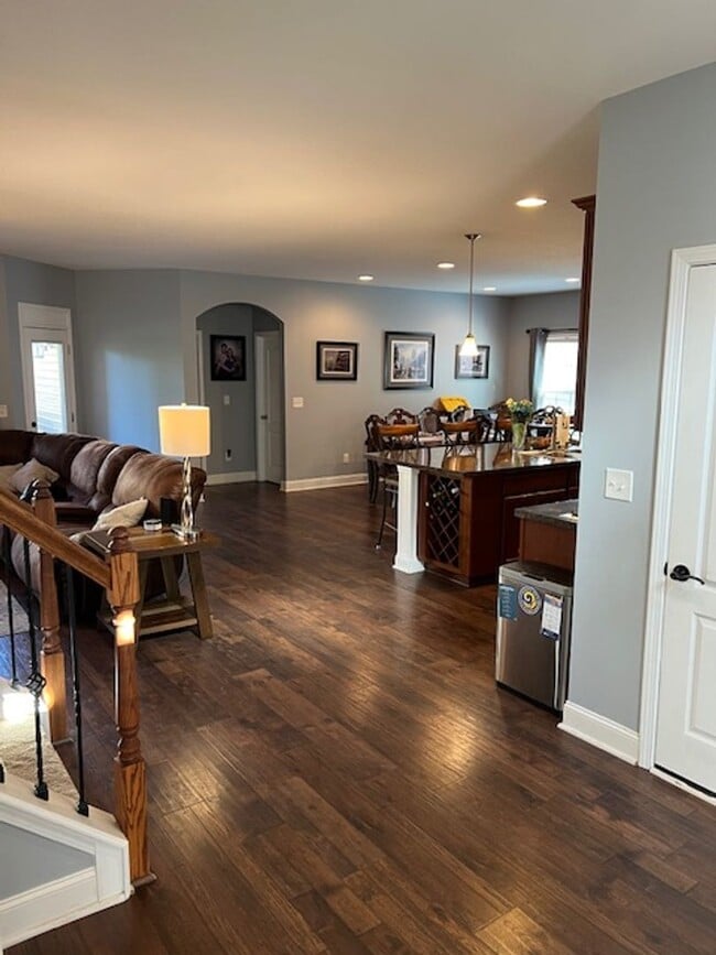 Building Photo - COMING SOON! Stunning 5 bedroom 3.5 bath h...