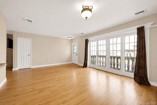 Building Photo - 6 Pell Pl
