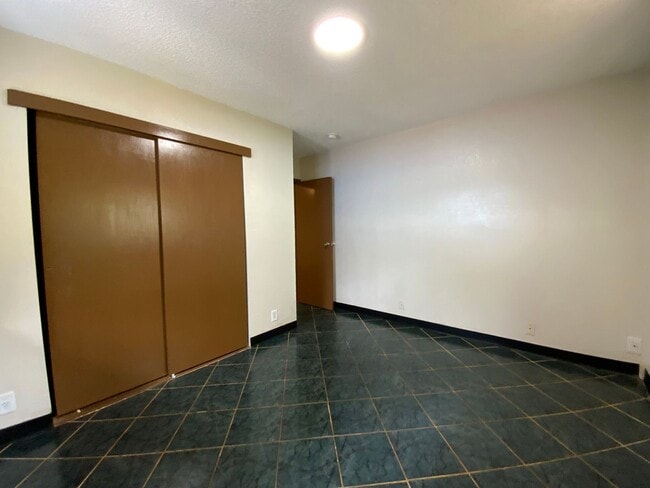 Building Photo - T1171