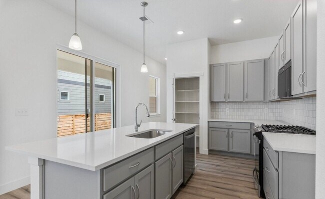 Foto del edificio - 5081 McKinnon Ct