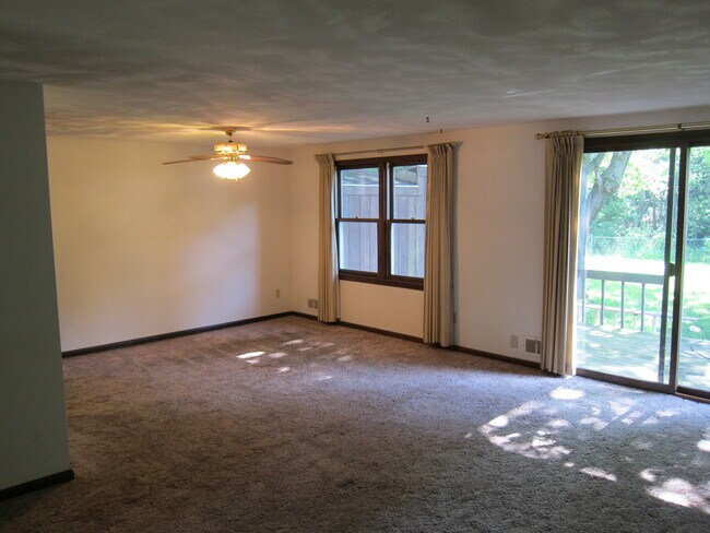 Dining/Living room - 551 Hooper Rd