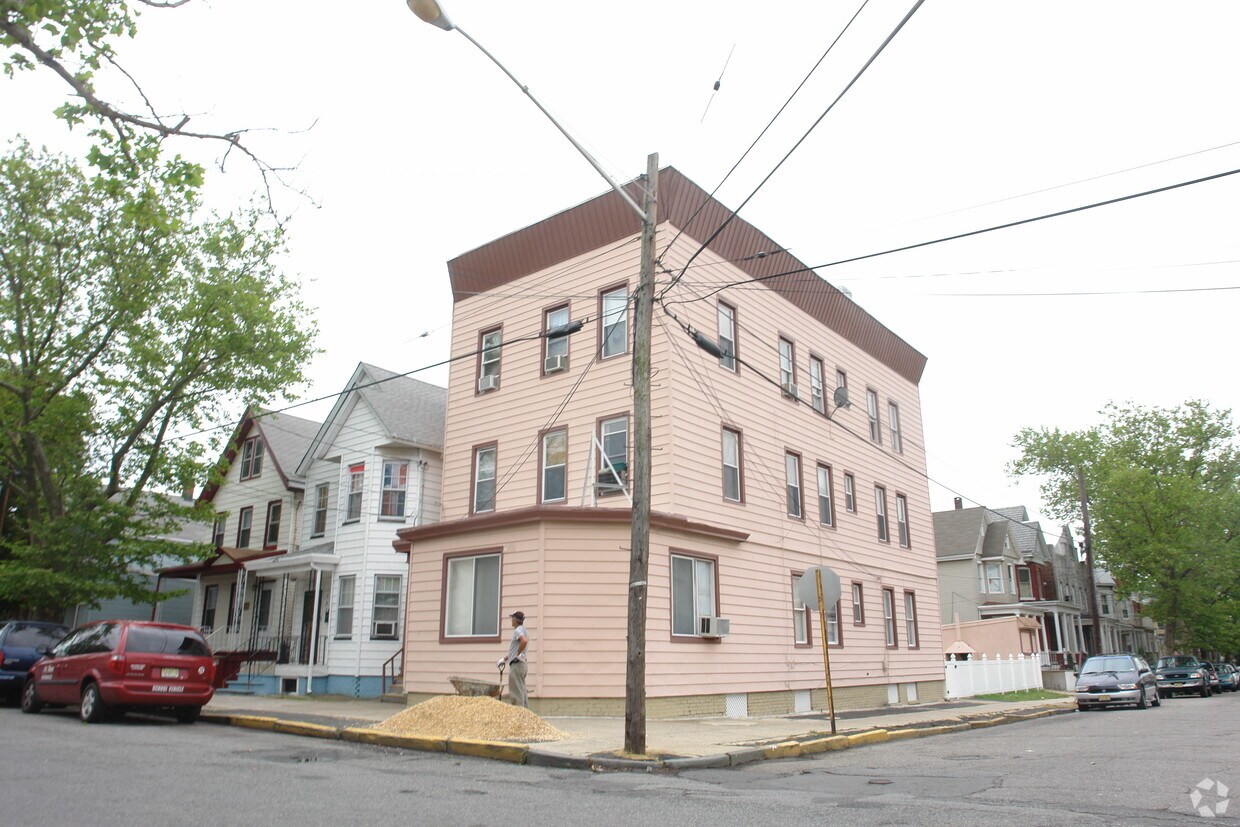 Building Photo - 195 Broad St
